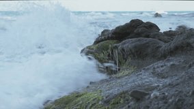 Waves crushing on rocks real time