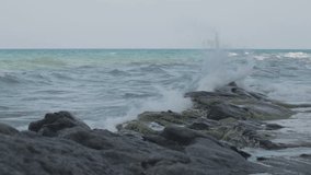 Waves crushing on rocks real time