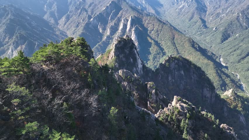 Beautiful Autumn Scenery of Seoraksan Mountain, Korea
설악산의 아름다운 가을 풍경