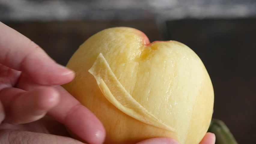 Japanese fruit "White peach (hakuto)". A video of peeling a peach.