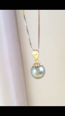 Elegant Silver and Gold Pearl Pendant with Simple Chain Design
