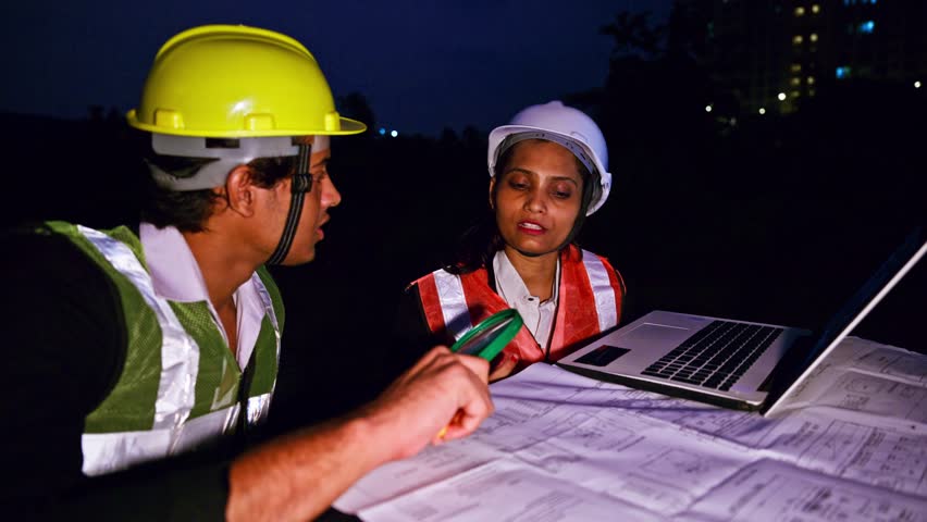 Female project head explains layout beside laptop, Two construction workers examine blueprints under twilight, Forewoman highlights map on screen, Male Architect uses magnifying glass to check design