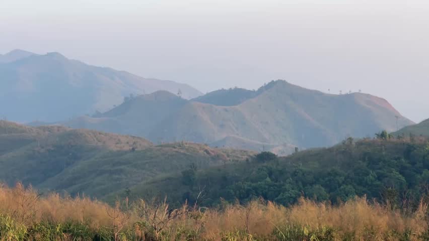 In spring, the Brown Mountain turns entirely brown. The scenery during the evening is especially beautiful.