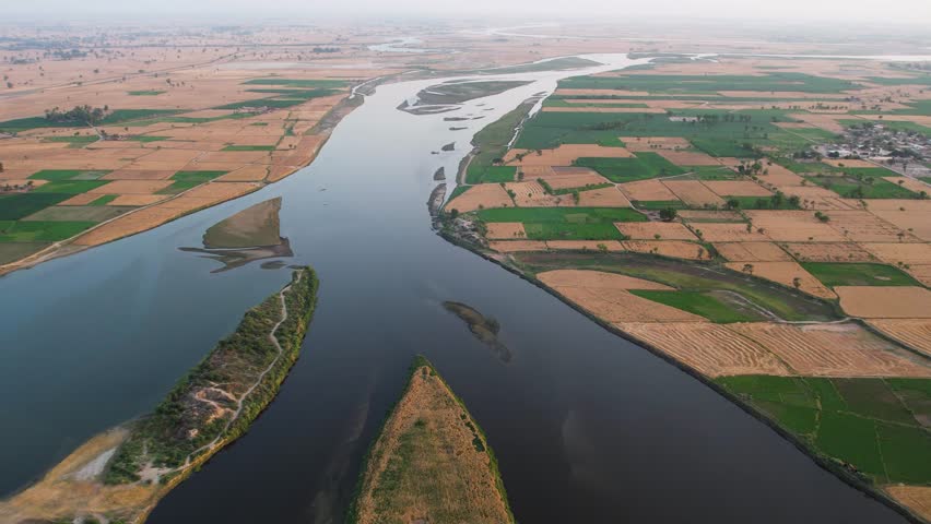 Sutlej River winding through patchwork farmlands near Basirpur, close to India-Pakistan border. Punjab, Pakistan