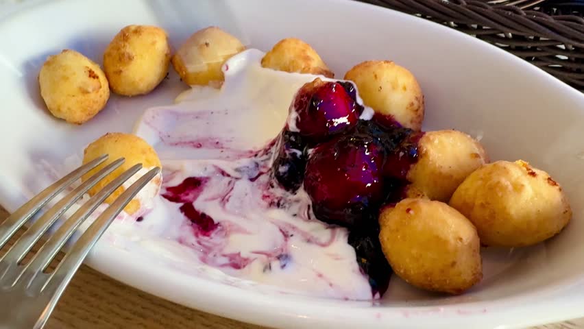 cheesecakes with sour cream and jam