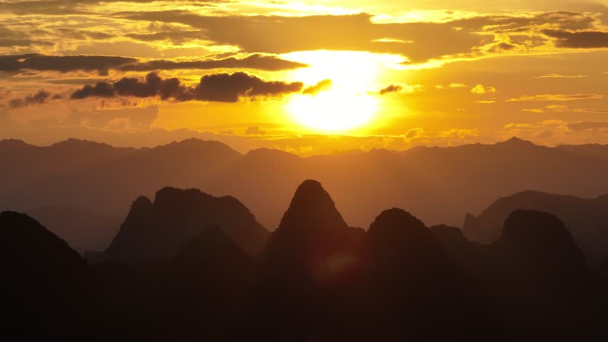 Sunset and Rosy Clouds Over Yangshuo County Mountain Range, Guangxi, China, Resembling a Chinese Landscape Painting at 6:30 PM on August 8, 2024（sstkTravel）