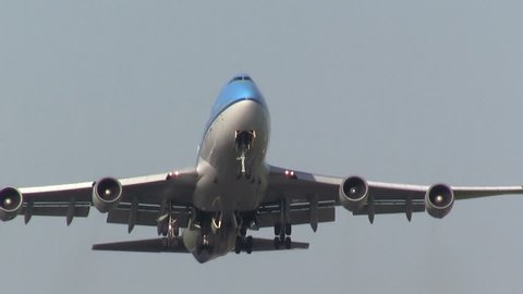 747 close up while taking off