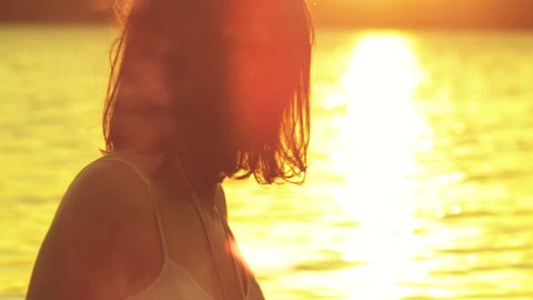 Young woman watching the sunset, Shot on RED EPIC స్టాక్ వీడియో
