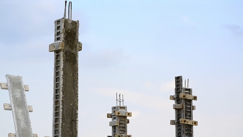 labor build pillar in construction site