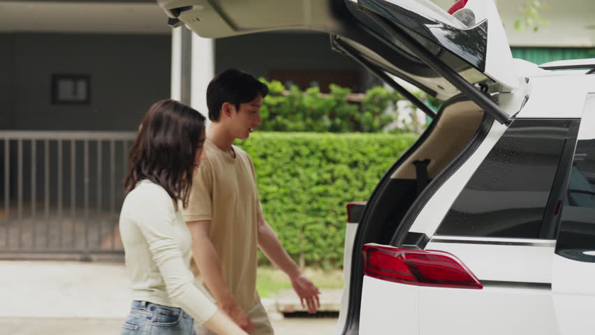 Asian couple move with confidence, transporting dreams and embracing their homeowner journey.
