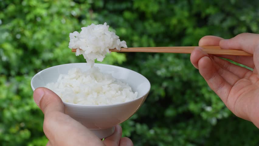 4K slow motion video of picking up rice from a bowl with chopsticks.
4K 120fps edited to 30fps.