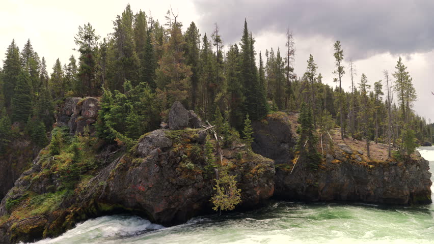 Explore the breathtaking Lower Falls of the Yellowstone River and the stunning Grand Canyon of Yellowstone, a mustsee site in Wyomings scenic national park with remarkable natural beauty