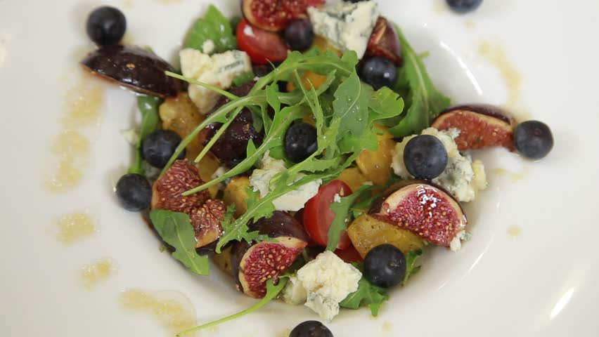 Warm salad with figs and blue cheese