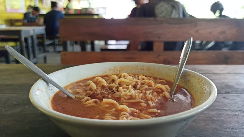 Hot and savory curry-flavored instant noodles, perfectly cooked and ready to enjoy, offering bold taste and comforting warmth