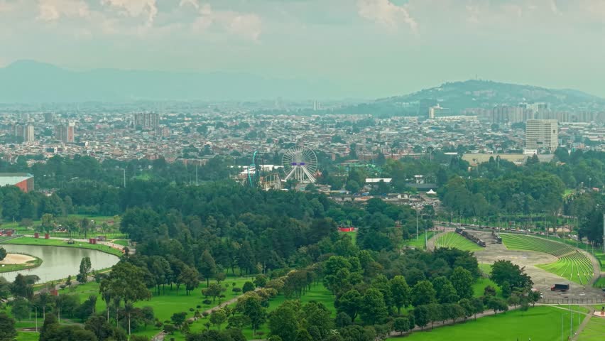 Lush green trees in Parque Simón Bolívar, Bogotá, appear soft and serene under morning mist.