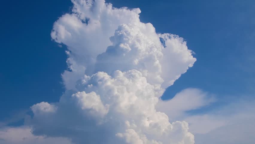 Midsummer cumulonimbus clouds and moving white clouds (time lapse)
