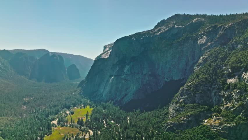 Majestic Yosemite Valley Scenic Vista Breathtaking Granite Cliffs Towering Mountains Verdant Forests Lush Meadows Tranquil River Valley National Park California Nature