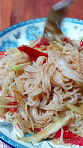 Papaya Salad mixed Fermented Rice Noodles Recipe