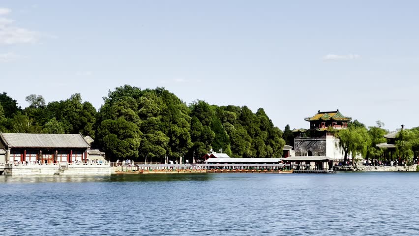 On a summer afternoon, the sky is blue, the clouds are white and the lake water is azure. Looking across to the east bank of Kunming Lake from the lakeside, there is a huge crowd.