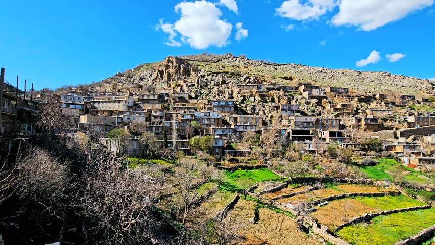 Stunning hillside village with terraced fields under a clear blue sky.
📍Sarpir, Hawraman Takht 