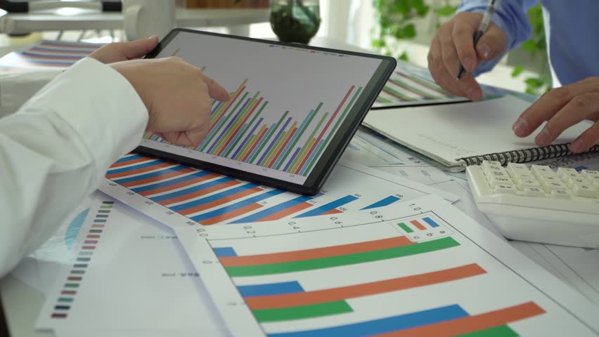 Financial staff conducts data report statistics and analysis