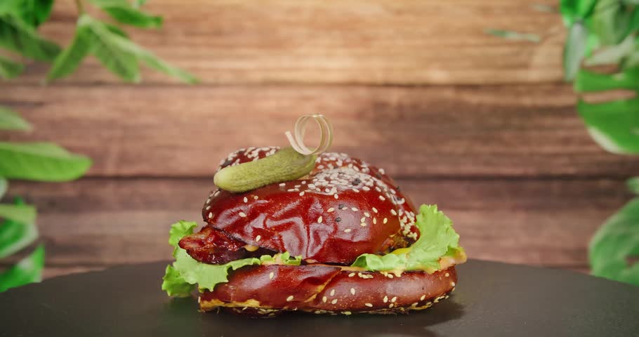 Appetizing Spinning Display of a Bacon Dish, Featuring Crispy Strips in a Rotating Presentation—Ideal for Food Commercials, Restaurant Menus, Breakfast Promos, and Culinary Advertising Visuals"