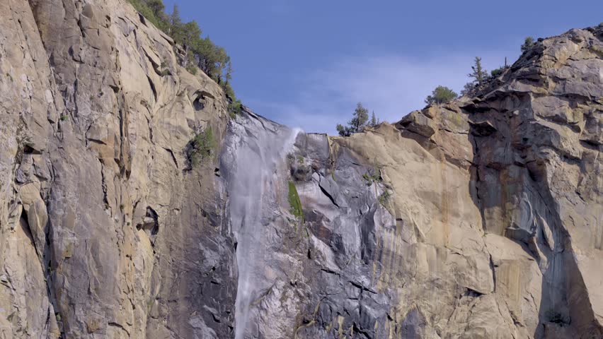 4K panoramic footage sweeps across Bridalveil Fall—plunging 617 ft year-round—and the neighboring granite cliffs. Ideal B-roll for nature, travel, or outdoor-adventure projects.