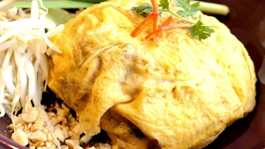 A delicious pad thai dish with egg, noodles, and bean sprouts