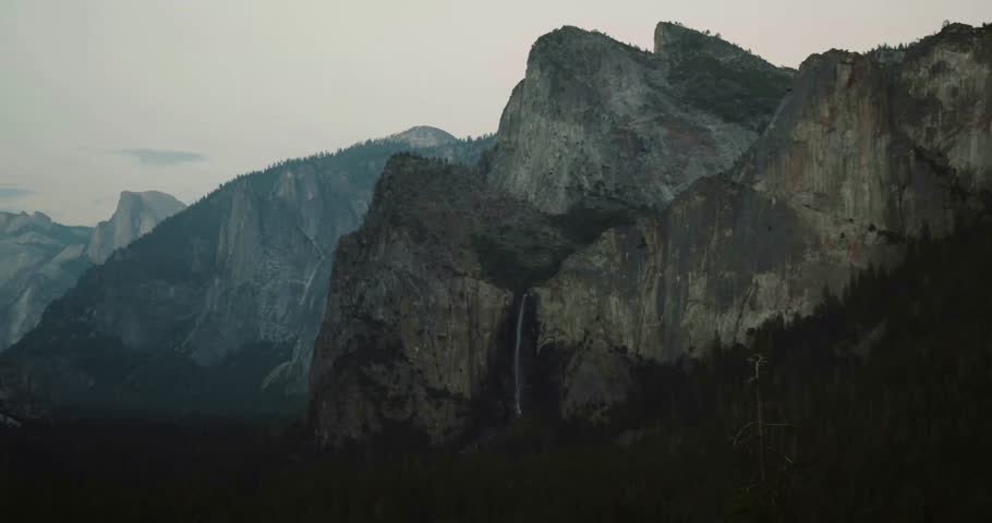 Bridalveil Fall in Yosemite National Park, California, USA – Scenic Waterfall Surrounded by Majestic Cliffs and Lush Nature

