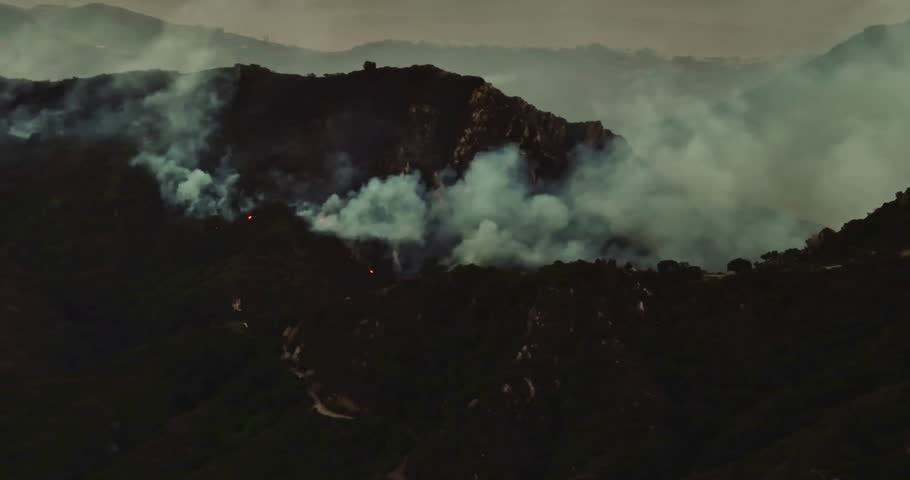Massive Palisades Wildfire Spreading Across Los Angeles Hills – Environmental Disaster with Thick Smoke and Dangerous Flames