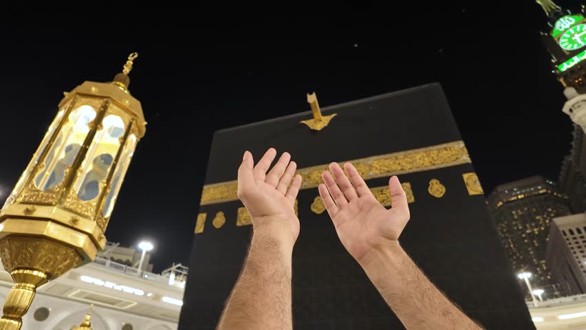 Prayer in Front of the Kaaba – Hajj and Umrah in Mecca | A Spiritual Journey