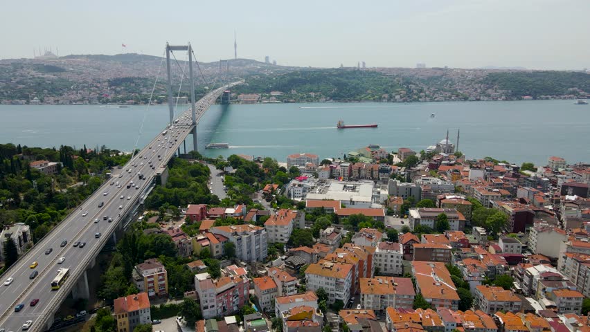 Boğaz Köprüsü ve Kıyı Yerleşimleriyle İstanbul Şehir Manzarasının Havadan Görünümü