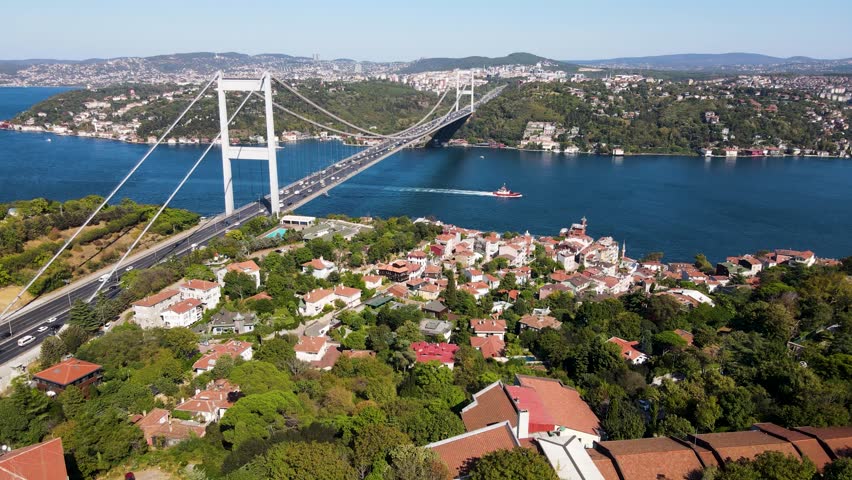İstanbul’da İkinci Boğaz Köprüsü ve Kıyı Evlerinin Havadan Görünümü