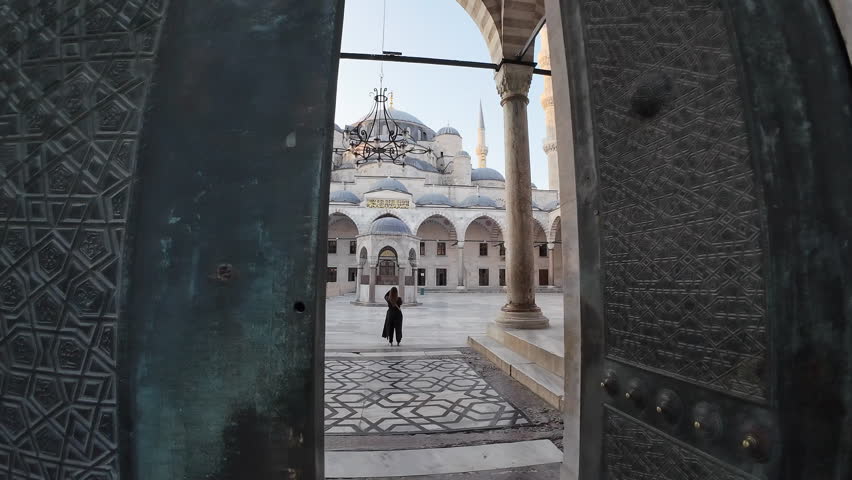 Sultanahmet Camii Kapısından İç Avlu Görünümü - View of the inner courtyard through the gate of the Blue Mosque.