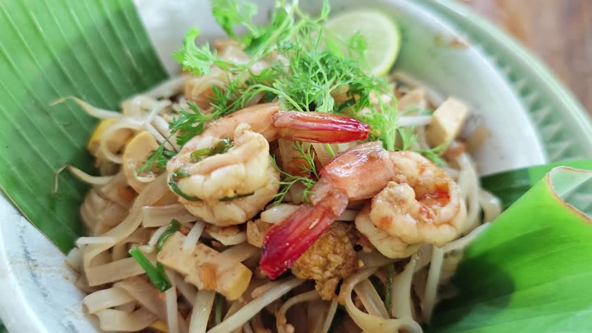 Delicious fresh shrimp pad thai