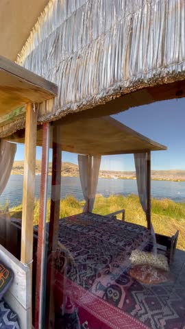 Straw houses auf Uros Islands, Peru.