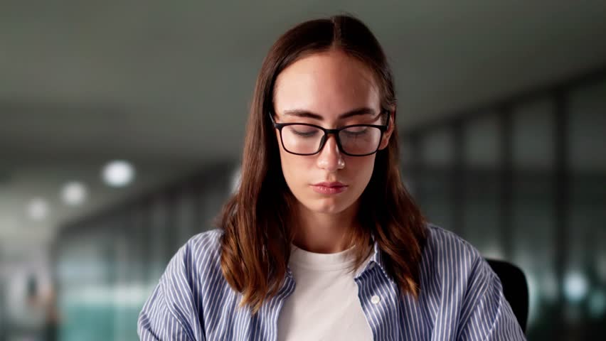 Bad Workplace Ergonomics: Eye Itch And Pain
