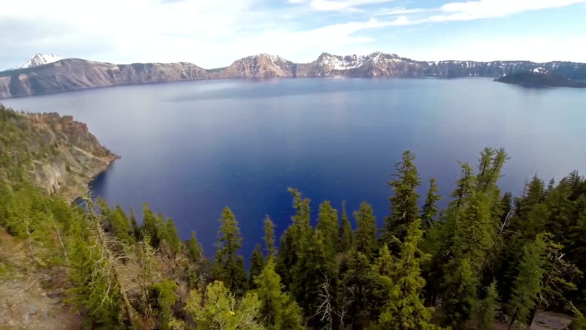 Crater lake in oregon is a beautiful caldera lake in the cascade mountains