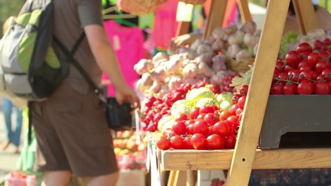 Food stand selling tomatoes, garlic and other vegetables on Farmers' market స్టాక్ వీడియో