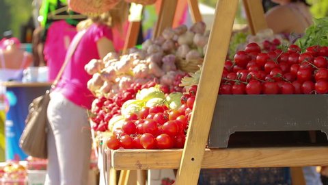 Food stand selling tomatoes, garlic and other vegetables on Farmers' market Stock Video
