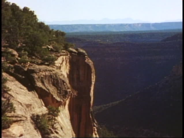 Wide shot of the edge of the plateau, cliffs, Mesa Verde National Park, Colorado