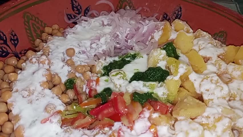 Hot and spicy chana chaat topped with that tangy masala — a flavor explosion in every bite! Watch the sprinkle magic that makes your mouth water instantly