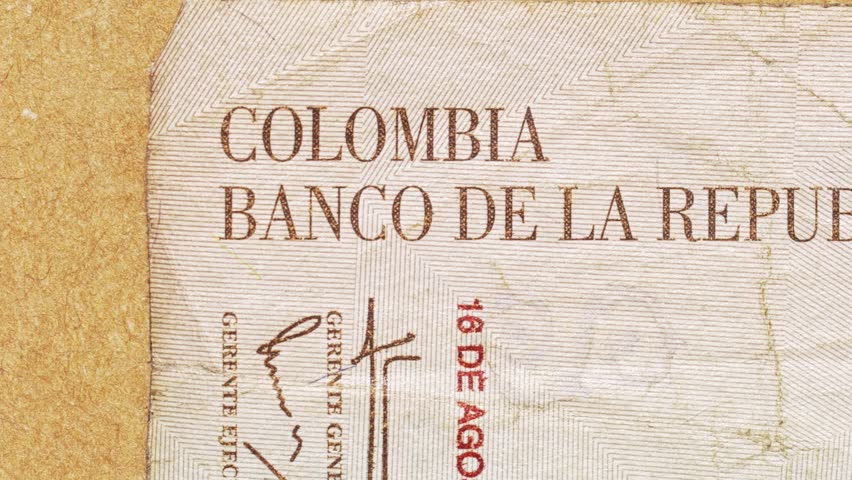 Macro pan over Banco de la Republica Colombia text on Colombian peso note