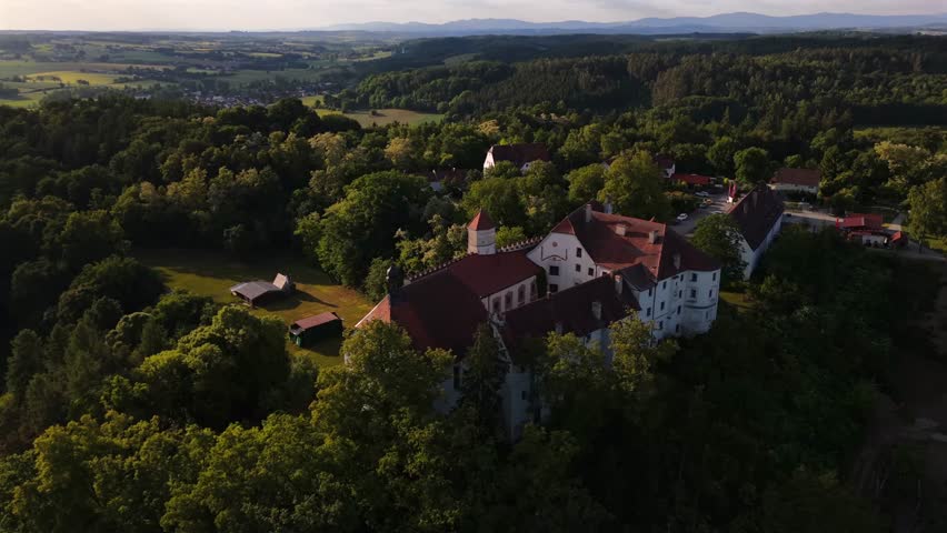 Luftaufnahme von Schloss Ortenburg, Alt-Ortenburg, Vorderschloss in Niederbayern, Deutschland Historische Hoehenburg mit Museum, Schlossgarten, Wildpark und Blick auf die bayerische Landschaft. 