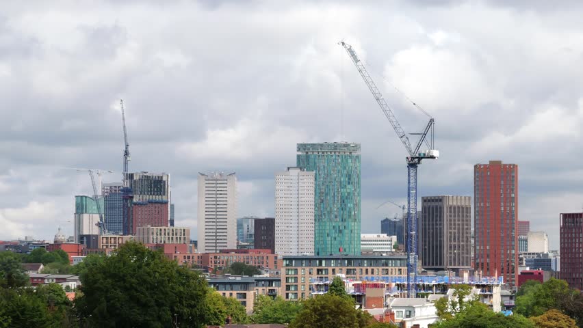 Tower Crane Over Birmingham City Centre Skyline, UK
Timelapse of Birmingham city centre featuring modern high-rise buildings, cranes, and ongoing construction under a cloudy sky.