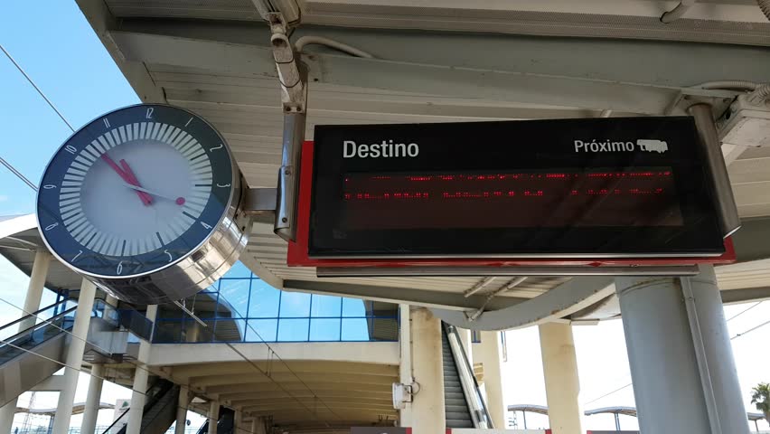 A broken-down information panel at a train station, with the signs in Spanish 