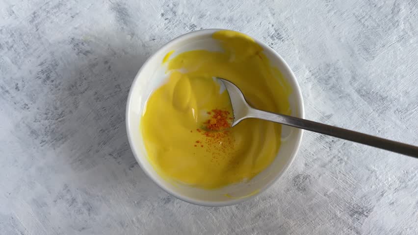 Tartrazine powder dissolves evenly in buttercream. Yellow fat-soluble dye. Oil-phase mixture. Food additive E102 often causes hyperactivity in children, requires labelling in the EU.