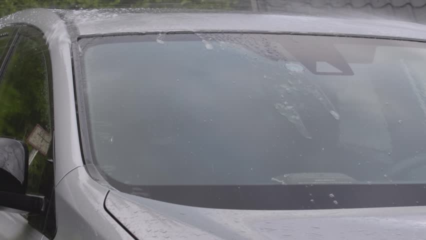 How to rinse a car with water to remove soap suds effectively and achieve a clean finish