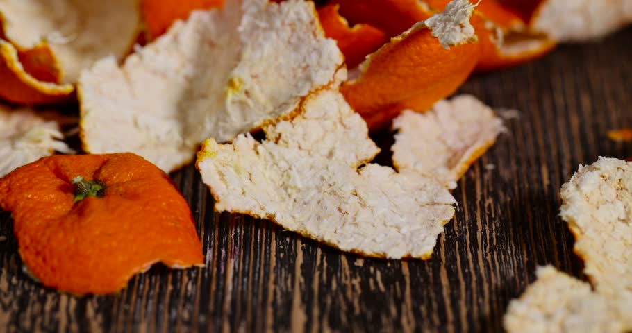 oranges on the table, a large amount of peel of peeled citrus fruits on the table