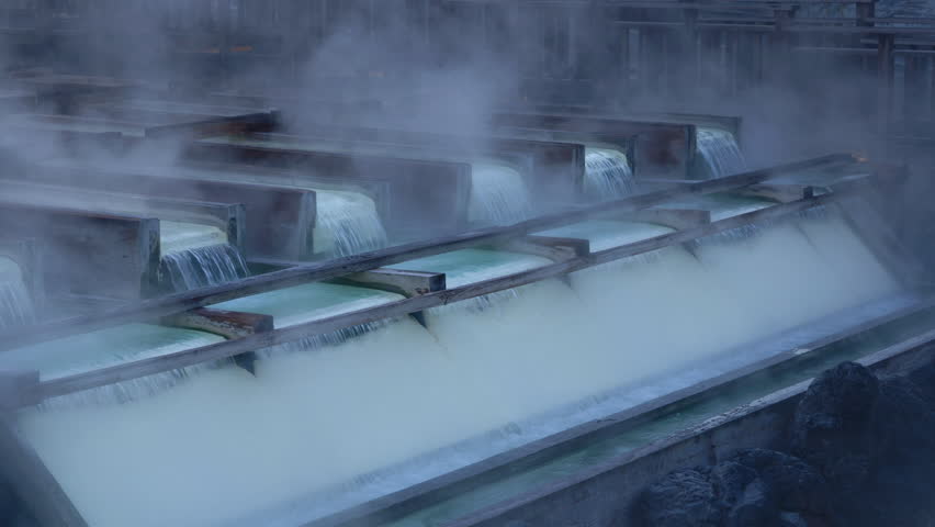 Kusatsu Onsen Yubatake: Steaming Hot Spring Source (PANNING)